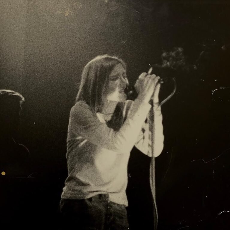 Imagem da cantora Beth Gibbons num show em 1998