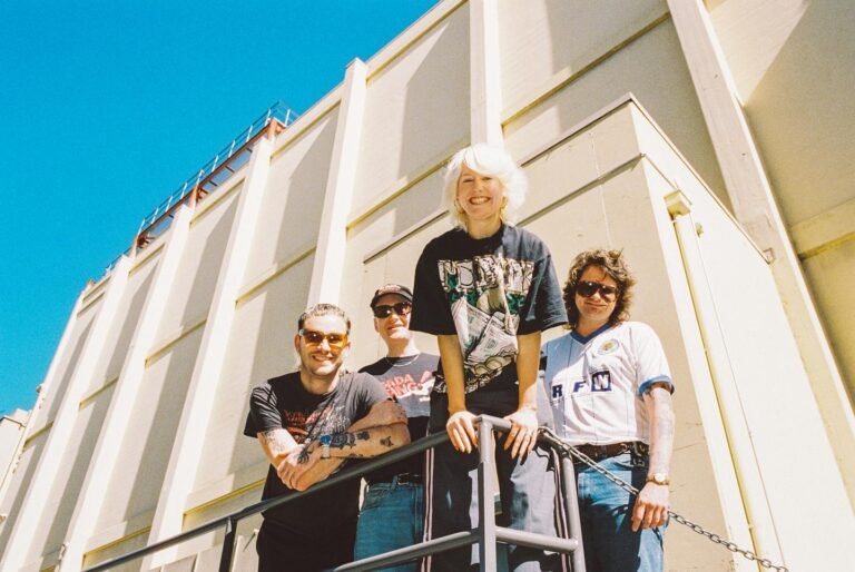 Imagem dos integrantes do Amyl and The Sniffers