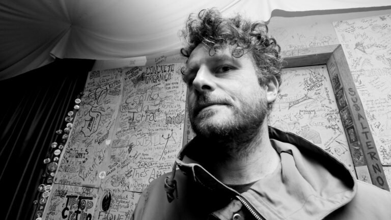 Imagem do vocalista e guitarrista do In The Rosemary Dreams, Anderson Lima