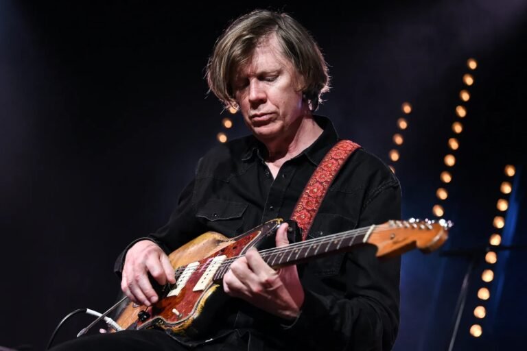 Imagem do guitarrista e cantor, Thurston Moore