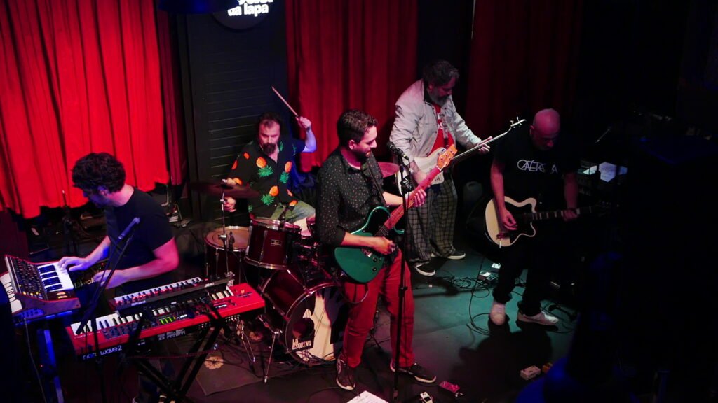 Imagem dos integrantes do Estranho Românticos