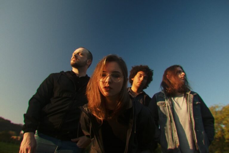 Imagem dos integrantes do Adorável Clichê