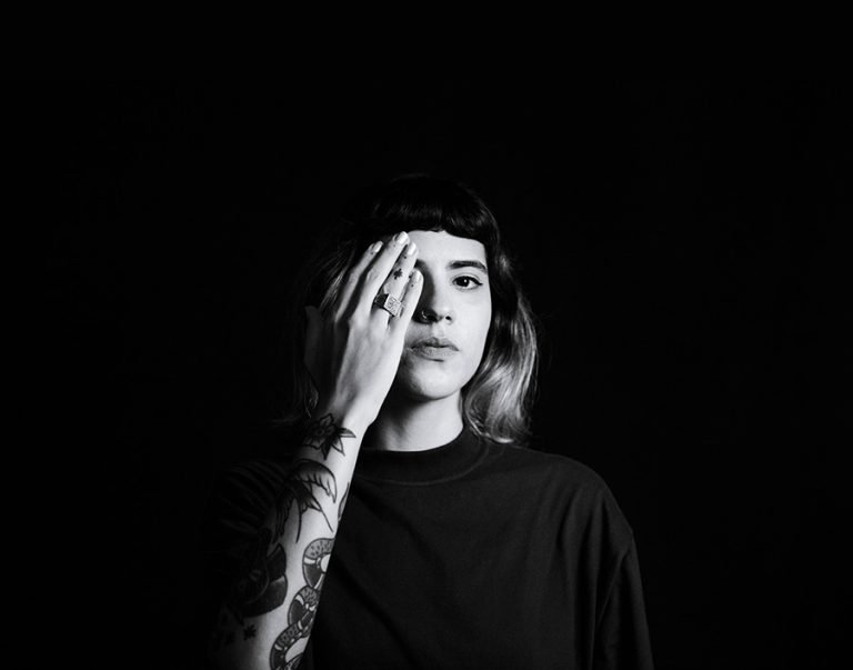 Imagem da musicista Mayara Menezes