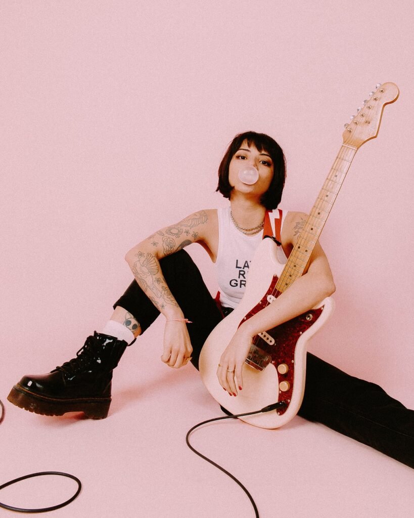 Imagem da cantora e guitarrista Karen Dió