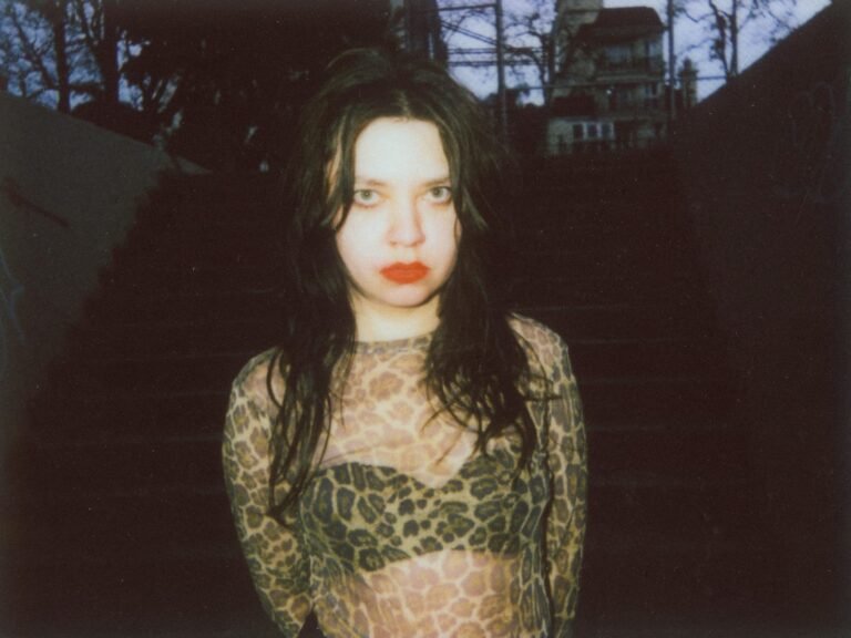 Imagem da musicista Natasha Durski, em seu projeto Feralkat