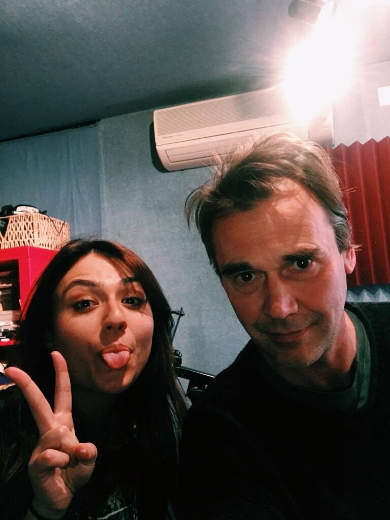 Imagem da cantora Gabriella CIlmi e do produtor Paul Statham.