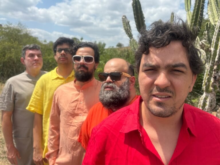 Imagem dos integrantes do Mombojó