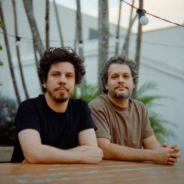 Imagem dos integrantes do Vanguart.