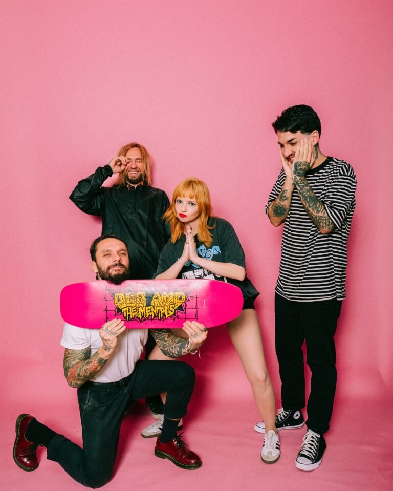 Imagem dos integrantes do Deb and The Mentals