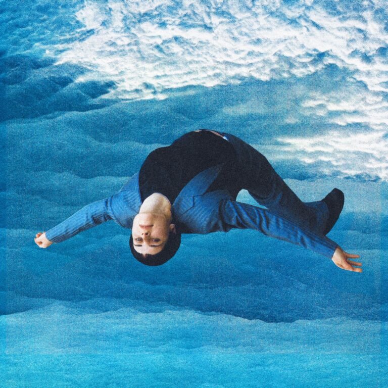 Imagem da cantora Mackenzie Hollebon, no projeto Juno Is