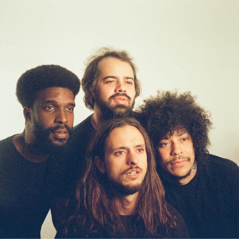 Imagem dos integrantes do Boogarins