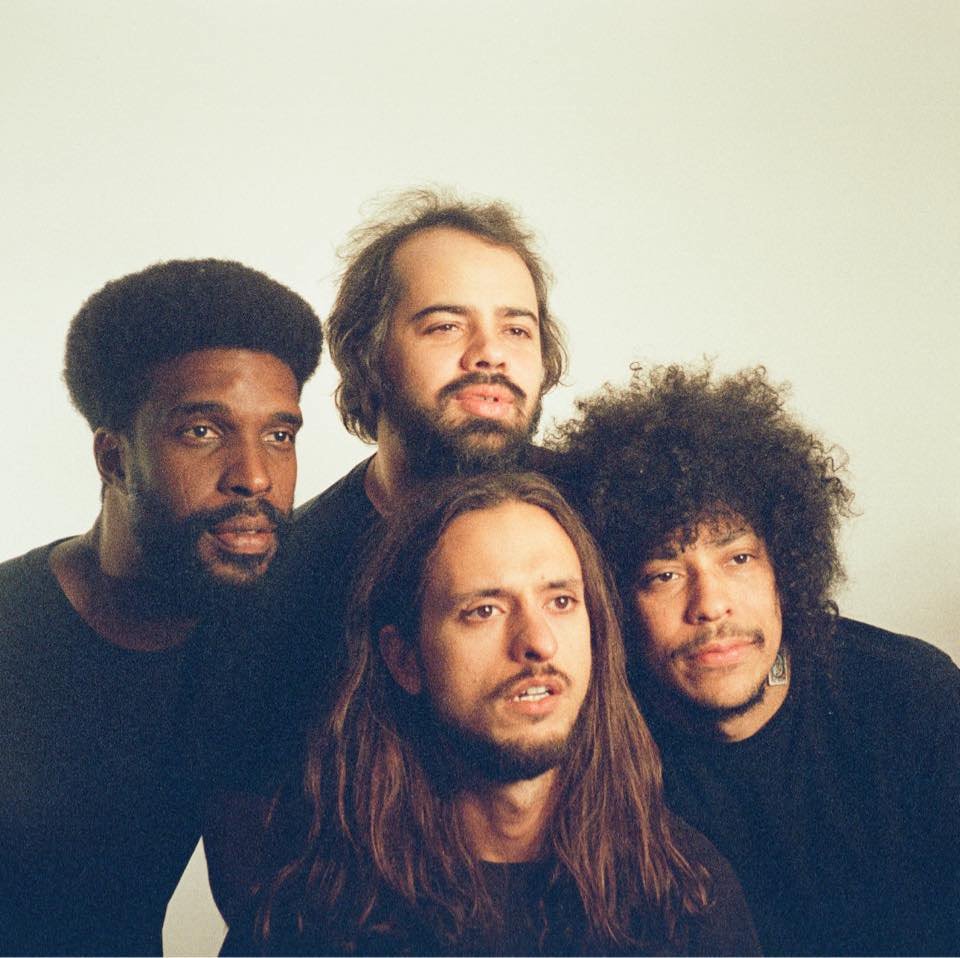 Imagem dos integrantes do Boogarins