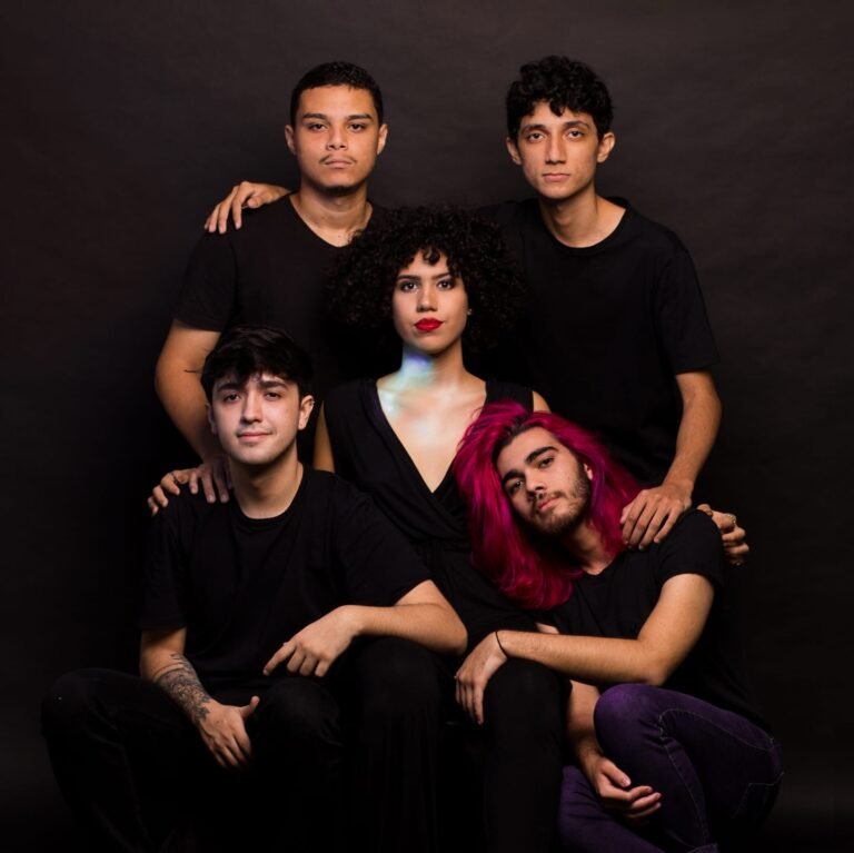 Imagem dos integrantes da banda O Cinza