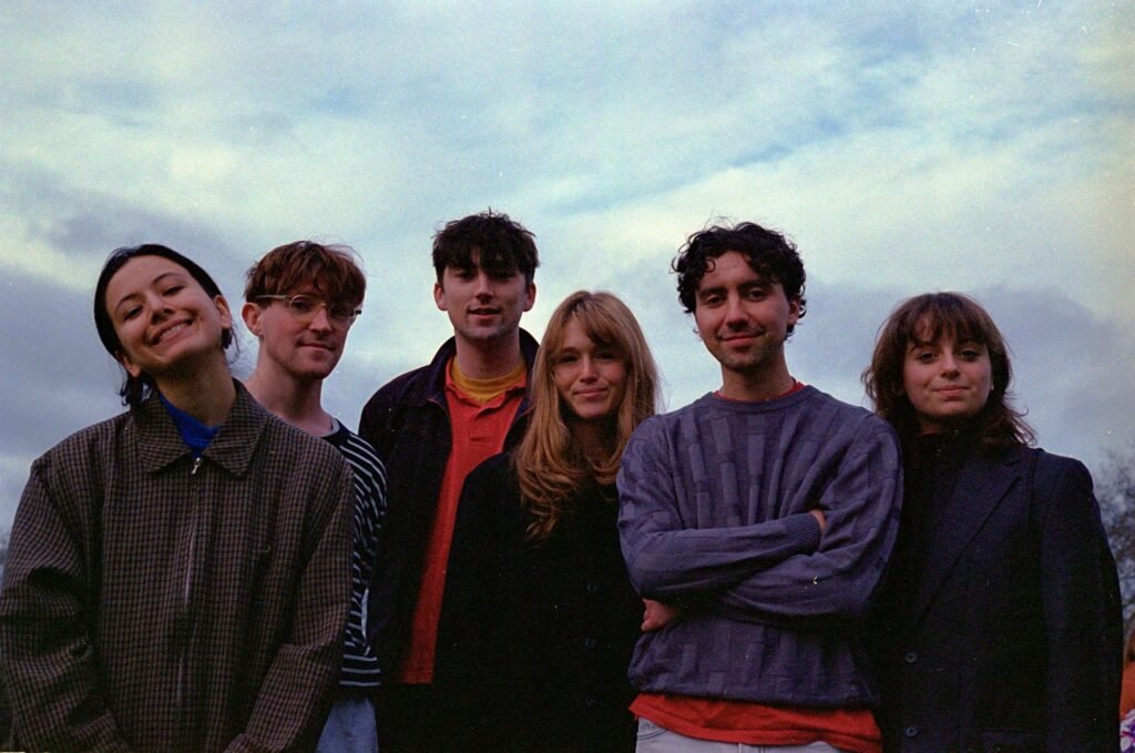 Imagem dos integrantes do Black Country, New Road.