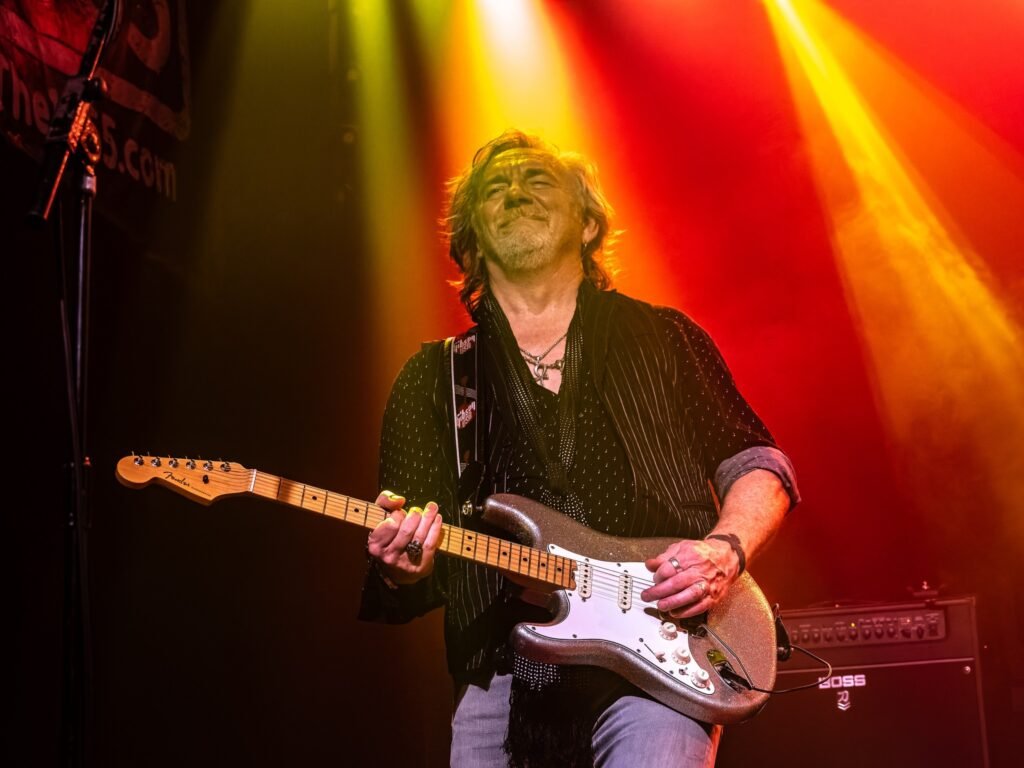 Imagem do guitarrista Luke Morley.