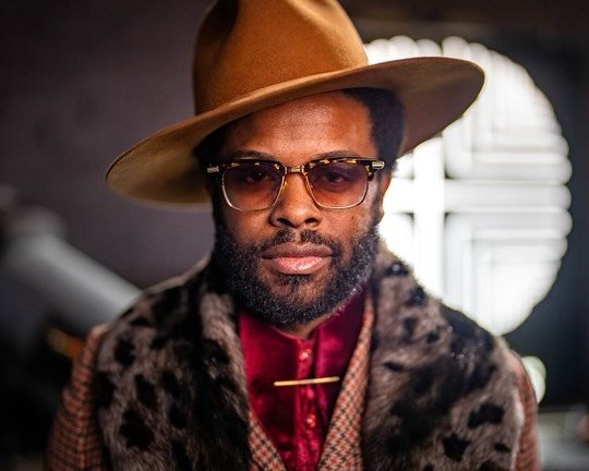 Imagem do músico Adrian Younge
