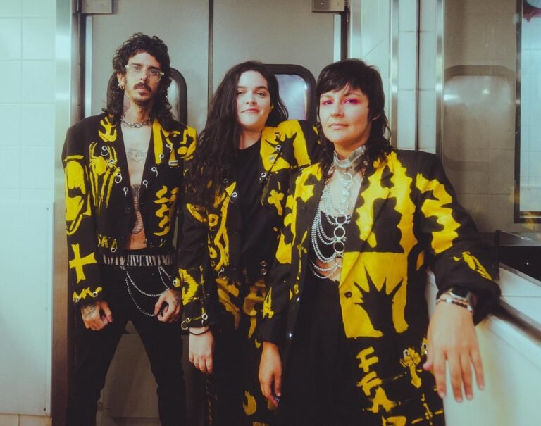 Imagem dos integrantes do Far From Alaska