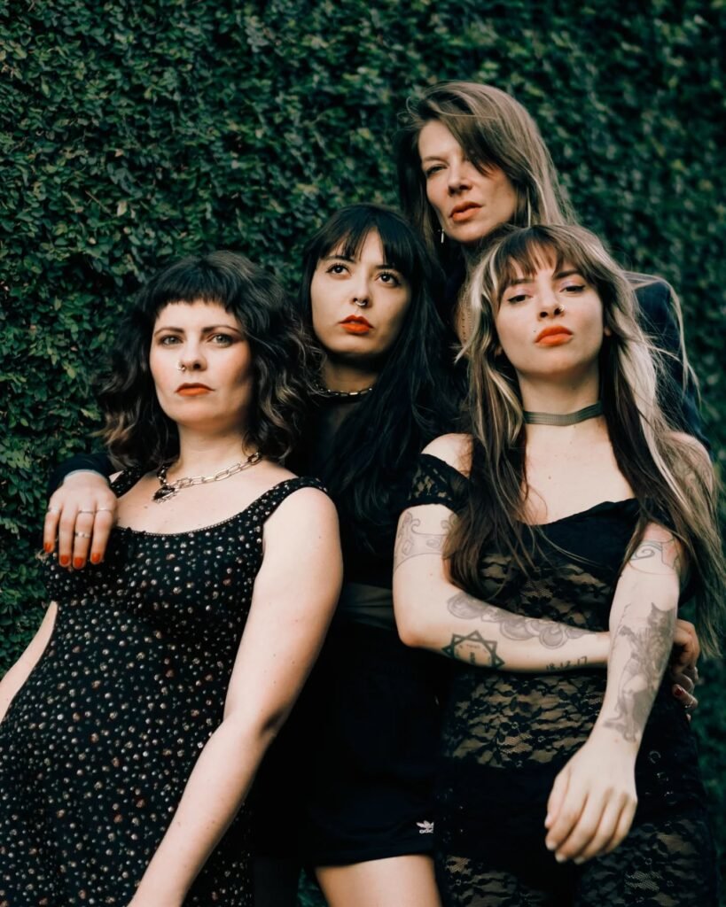 Imagem das integrantes da The Monic