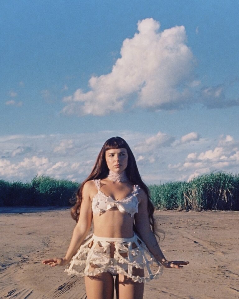 Imagem da cantora Júlia Mestre