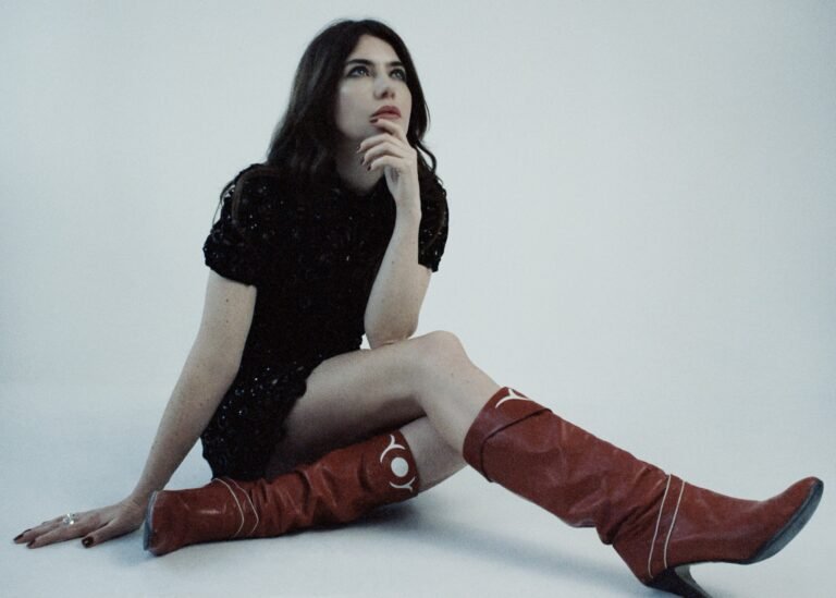 Imagem da cantora Laura-Mary Carter