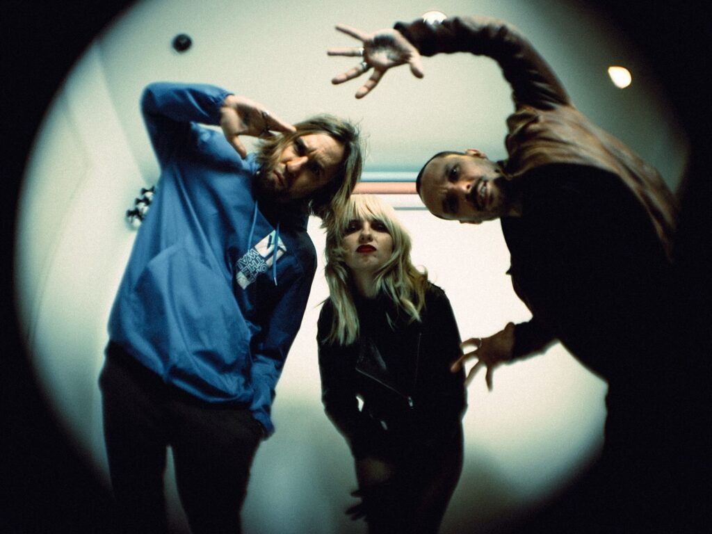 Imagem dos integrantes do Deb and The Mentals