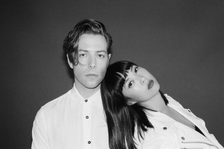 imagem dos integrantes do Naked and Famous