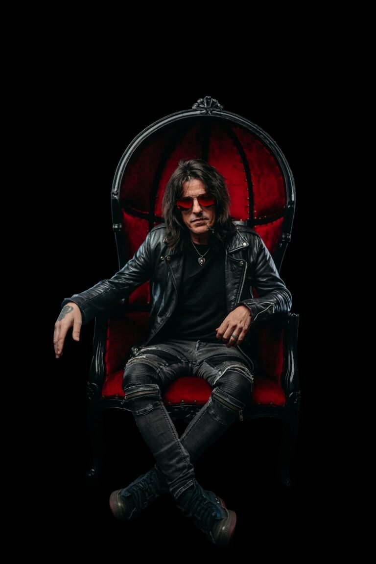 Imagem do baixista Rachel Bolan