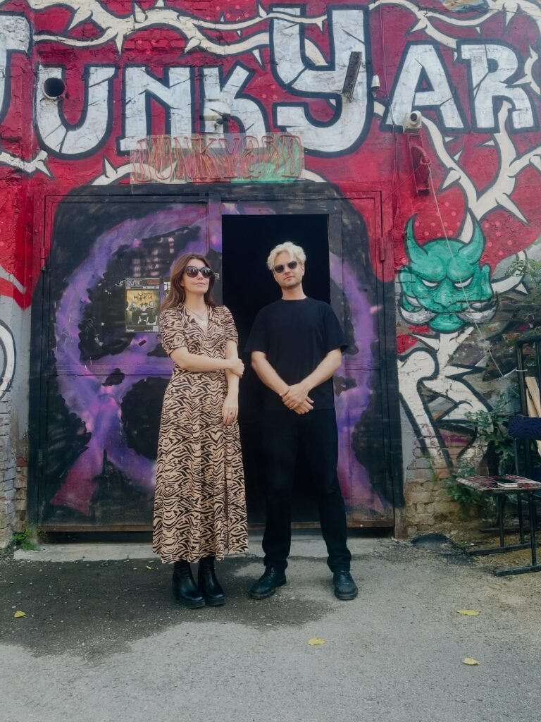Imagem dos integrantes do Blood Red Shoes