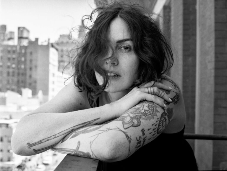 Imagem da artista Emma Ruth Rundle