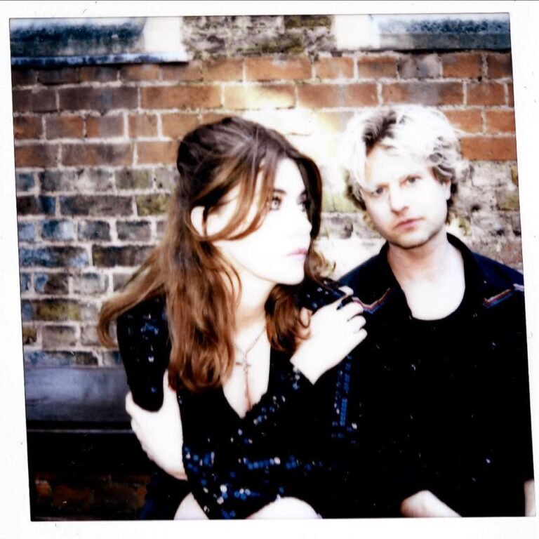 Imagem dos integrantes do Blood Red Shoes